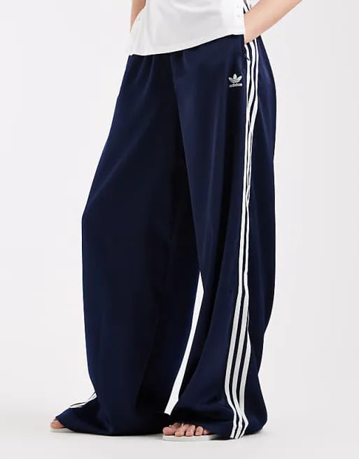 Темно-синие и кремово-белые атласные широкие спортивные брюки adidas Originals — фото 2