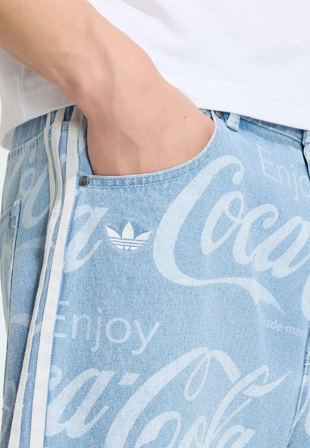 Джинсы Adidas Originals с широкими штанинами цвет Coca-Cola Classic, в синем джинсовом и пастельно-голубом цвете — фото 4