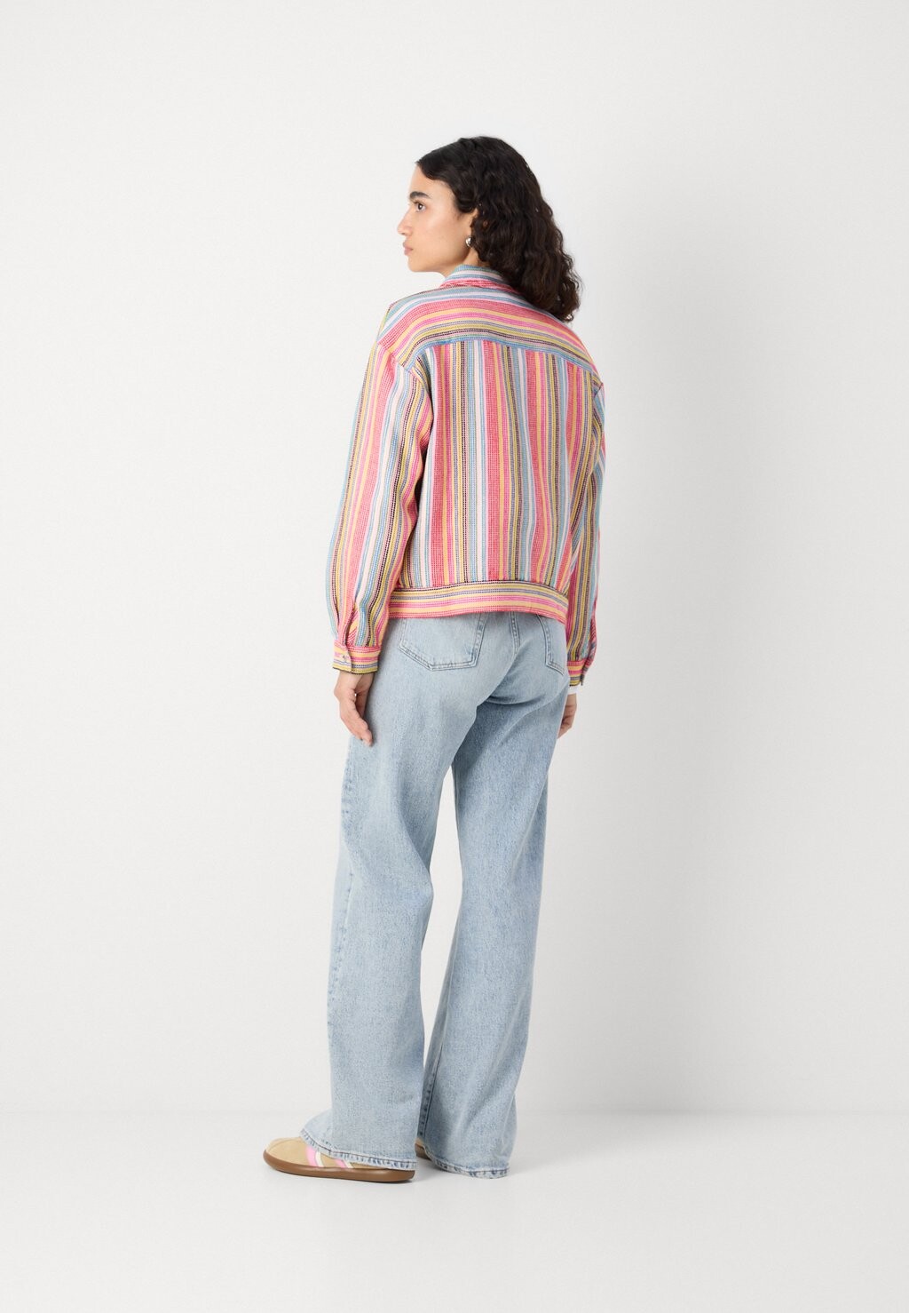 

Летняя куртка SHORT TRUCKER JACKET IN STRIPE Scotch & Soda, мультиколор