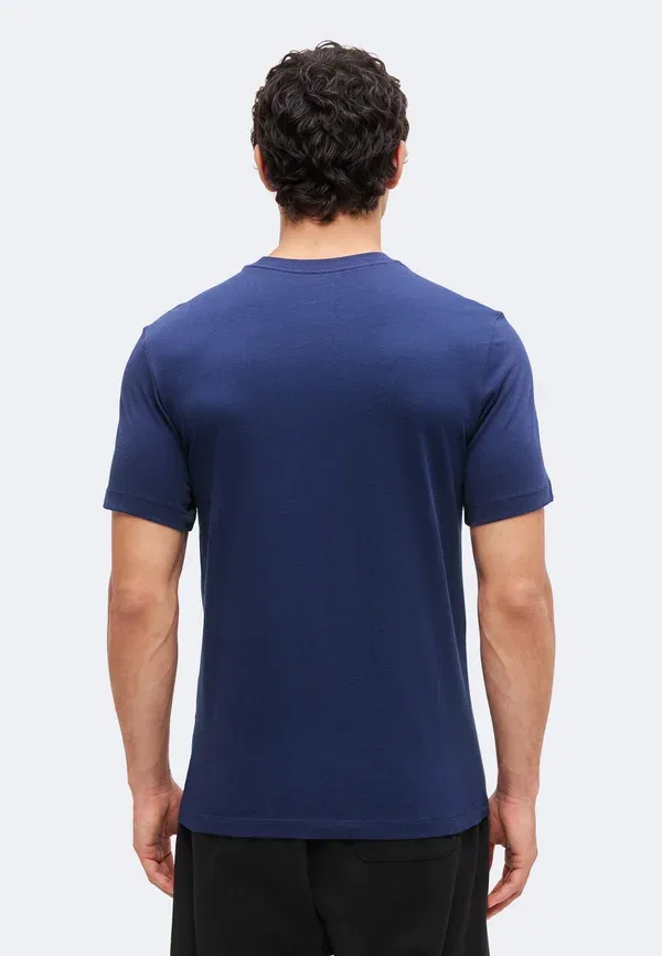 Футболка Nike Performance Paris Saint Germain Crest Essential Tee Club Wear, темно-синяя — фото 3