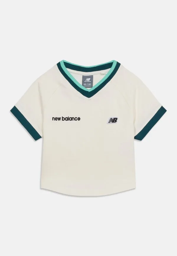 Футболка премиум-класса с v-образным вырезом, укороченная, с принтом New Balance, Sea Salt — фото 3