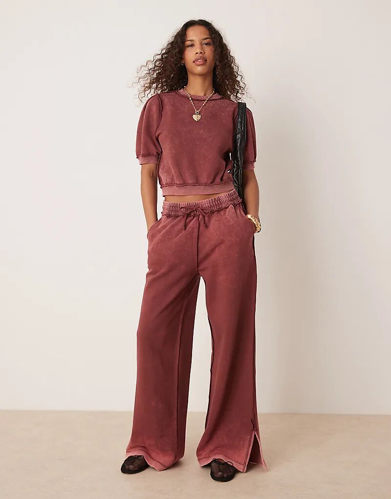 

Спортивные брюки с открытым швом от ASOS DESIGN в цвете «выбеленный бордо»