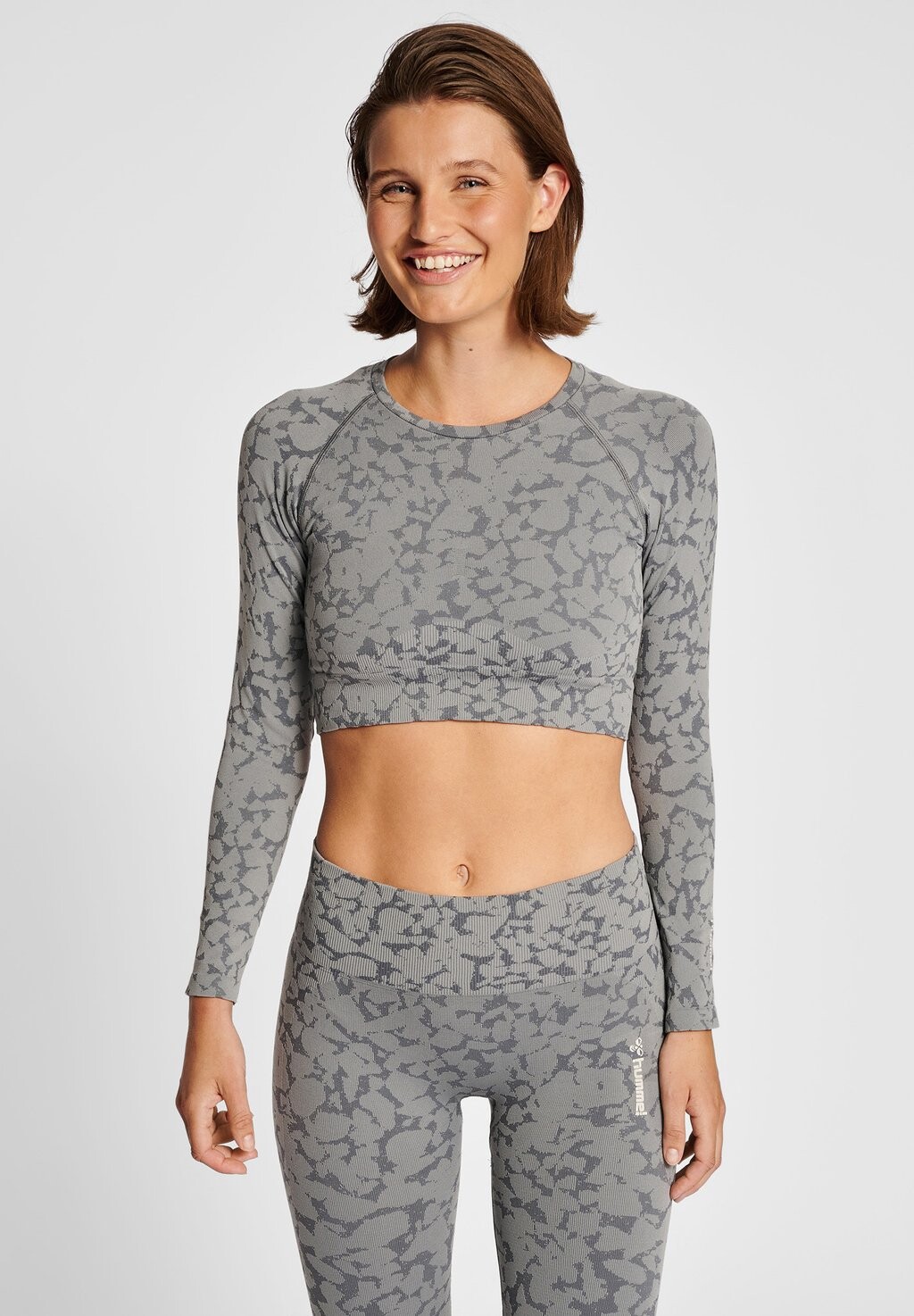 

Футболка с принтом SEAMLESS CROP Hummel, серый