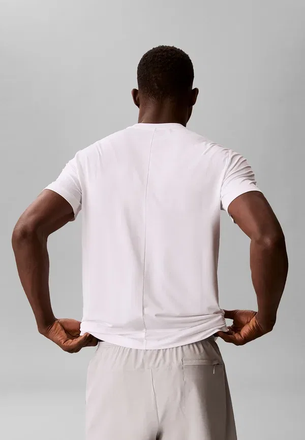 Футболка базовая Calvin Klein, классический белый — фото 3