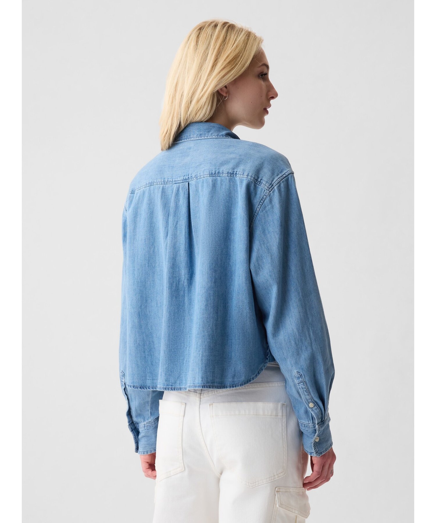 (W) Укороченная джинсовая рубашка GAP, LIGHT_WASH — фото 2