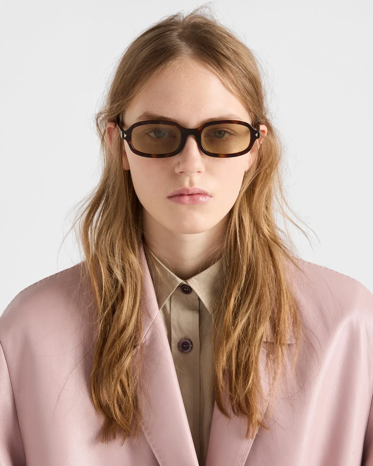 Солнцезащитные очки с культовой металлической табличкой Prada, желтый — фото 2