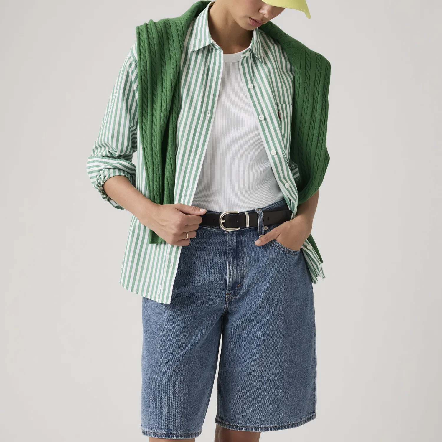 Свободные легкие джинсовые шорты в стиле «папиных шорт» Levi's, Medium Wash — фото 2