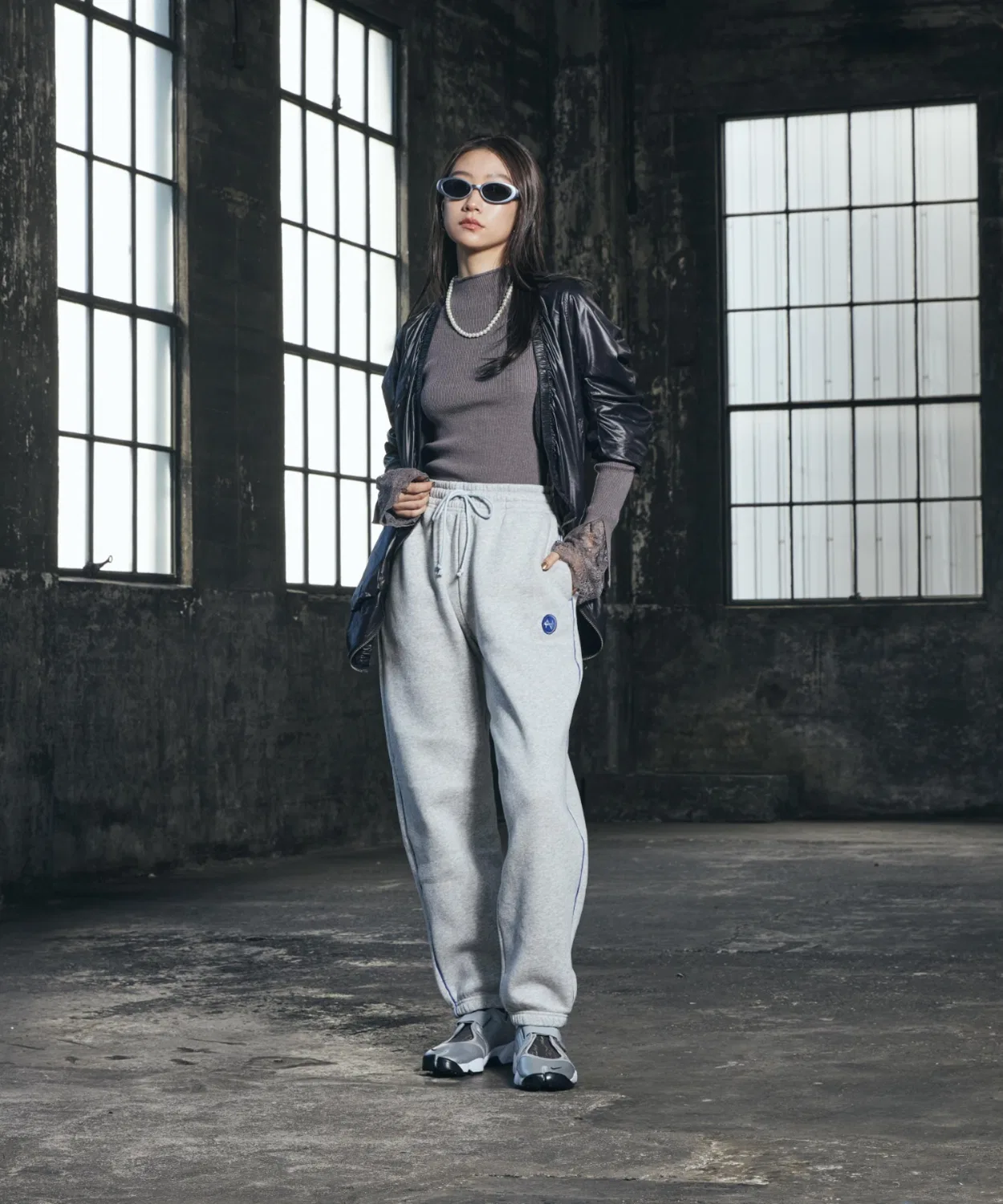 Женские спортивные штаны Nike Sportswear Phoenix Fleece Oversized High-Waisted Graphic, платиновый — фото 2