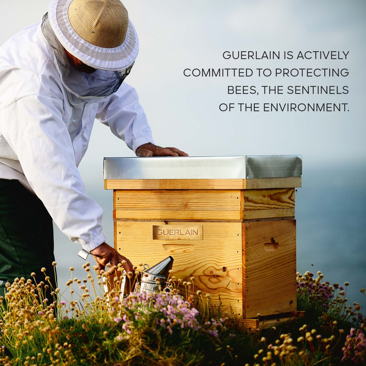 Солнцезащитный крем abeille royale uv skin defense schutzfluid für ausstrahlung und jugendlichkeit lsf 50 / pa++++ Guerlain, объем 50 мл — фото 3