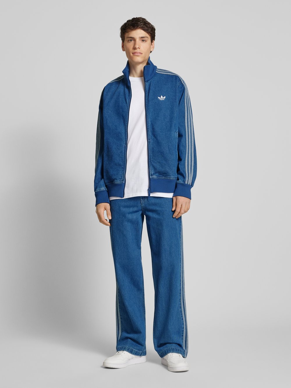 

Джинсы классического кроя с этикетками adidas Originals