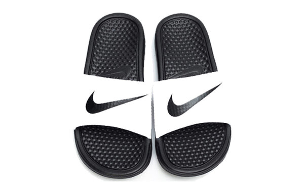 Тапочки klapki benassi swoosh 'black white' Nike, черный — фото 3
