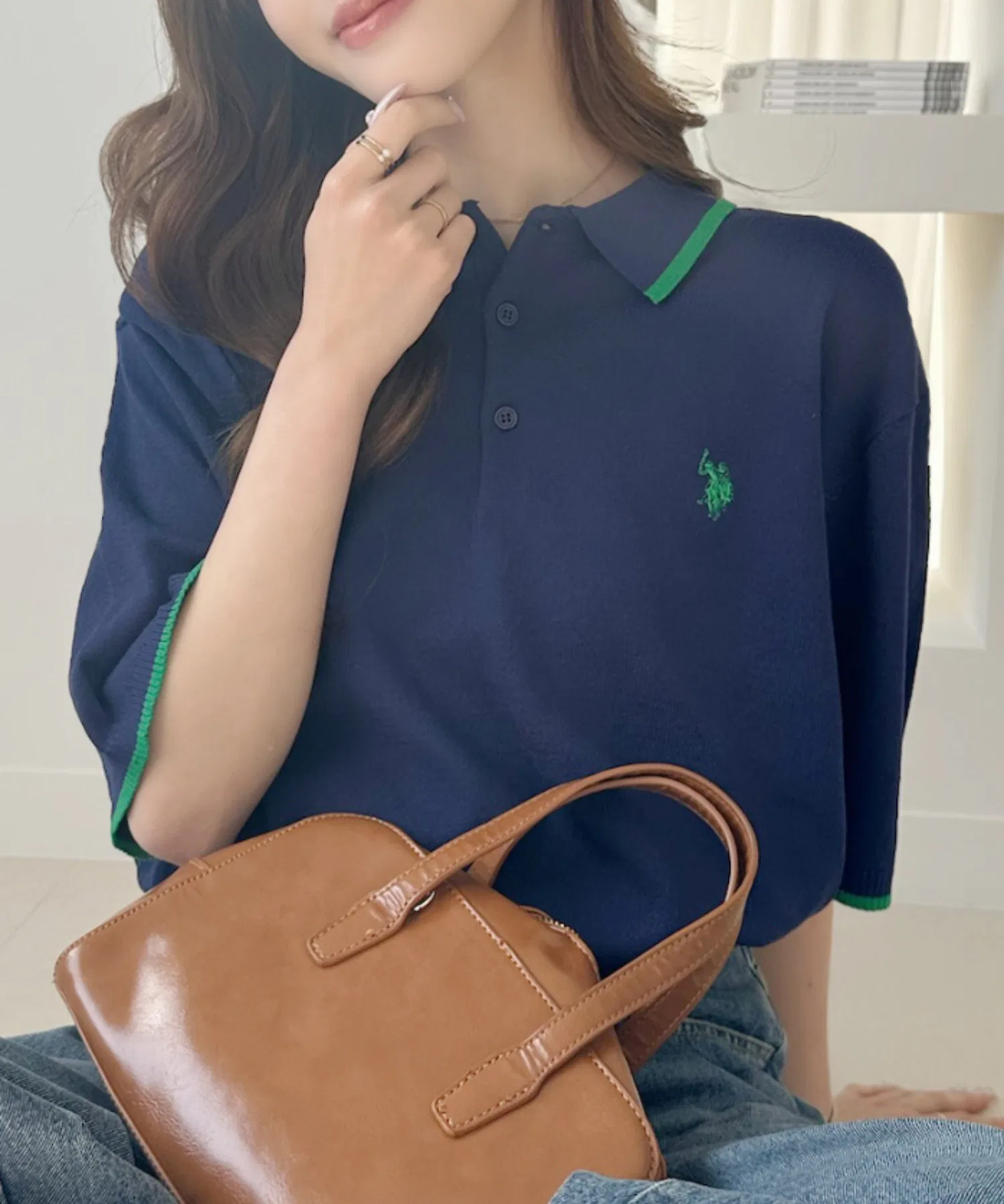 【Ada. Эксклюзивно для US POLO ASSN】Трикотажная рубашка-поло с короткими рукавами и контрастными цветовыми блоками — фото 2