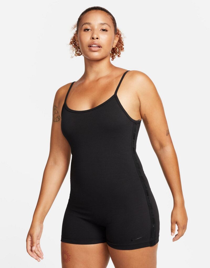 

Черный комбинезон с лентой Nike