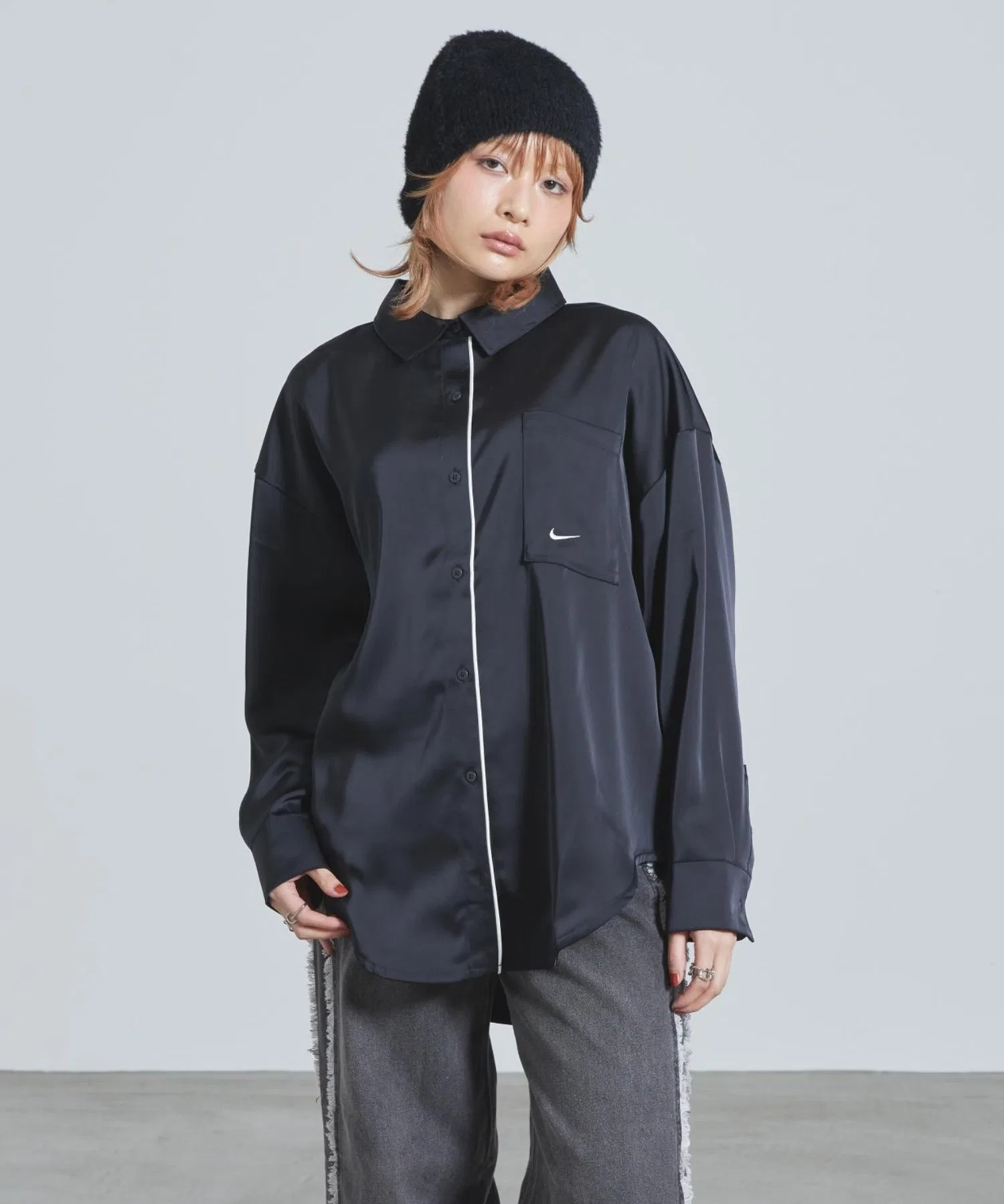Женская рубашка Nike Sportswear Oversized Satin Long-Sleeve Top — фото 2