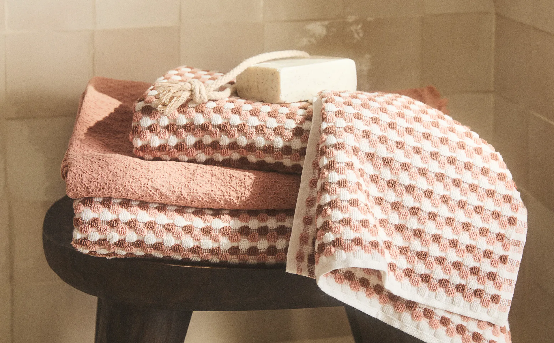 

Текстурированное банное полотенце из хлопка Zara Home, розовый