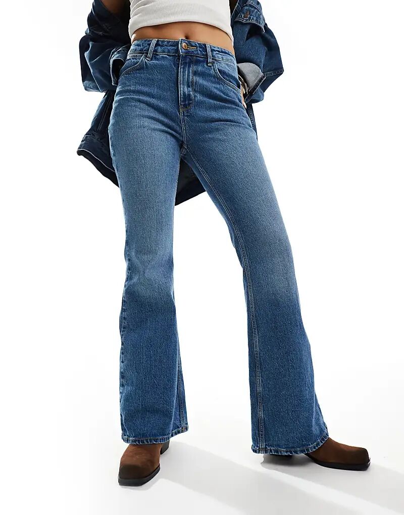 

Джинсы-клеш с яростью в средне-синем цвете Wrangler