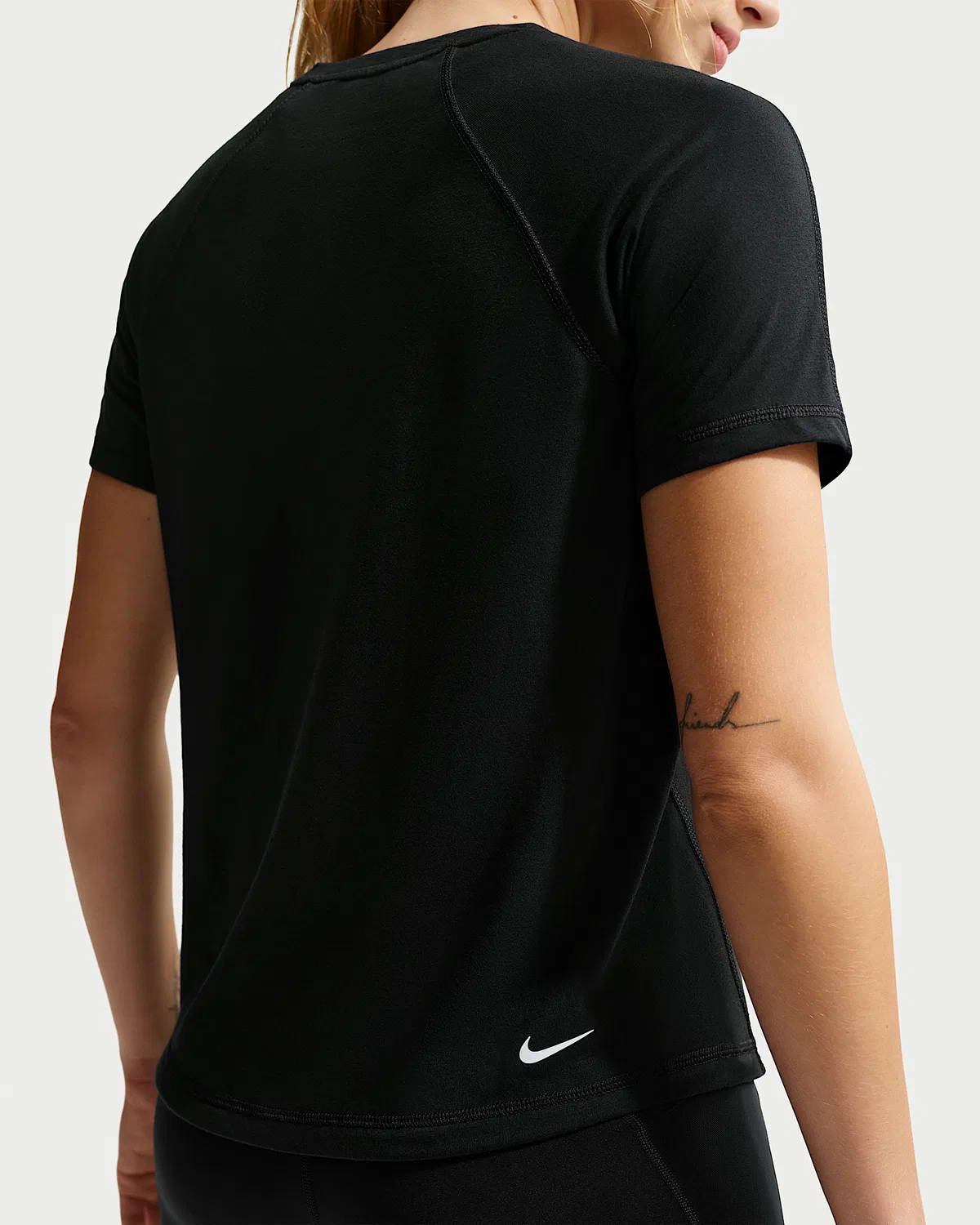 Женский топ для трейлраннинга Nike ACG Dri-FIT с коротким рукавом, Black/Summit White — фото 2