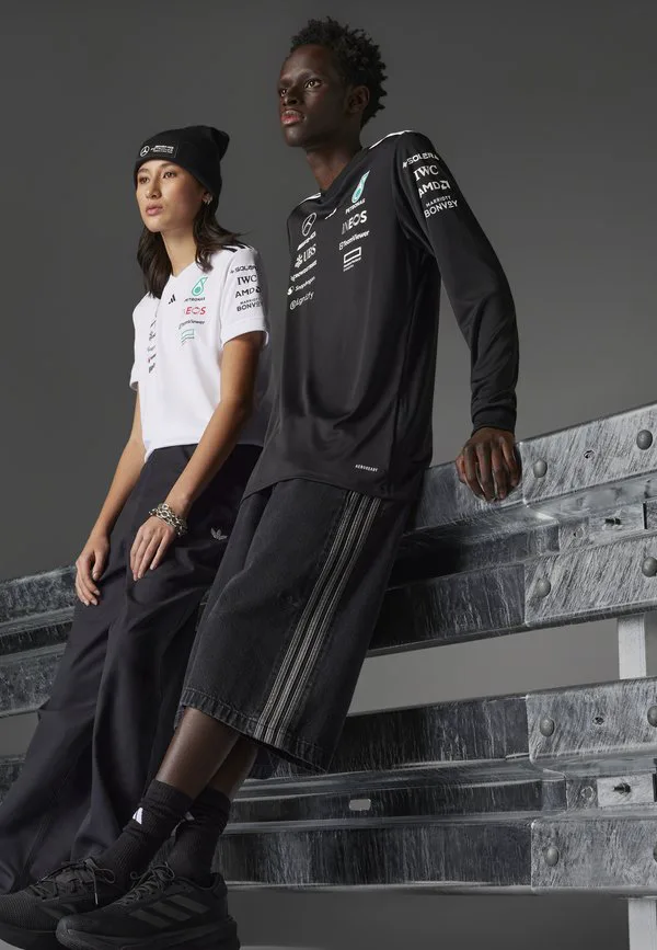 Мужская футболка с длинным рукавом mercedes amg petronas formula one team, пилот, черная. Adidas Originals, Black White — фото 4
