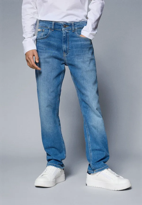 Выцветшие синие джинсы прямого кроя в стиле "папа" Calvin Klein Jeans, Essential Washed Blue