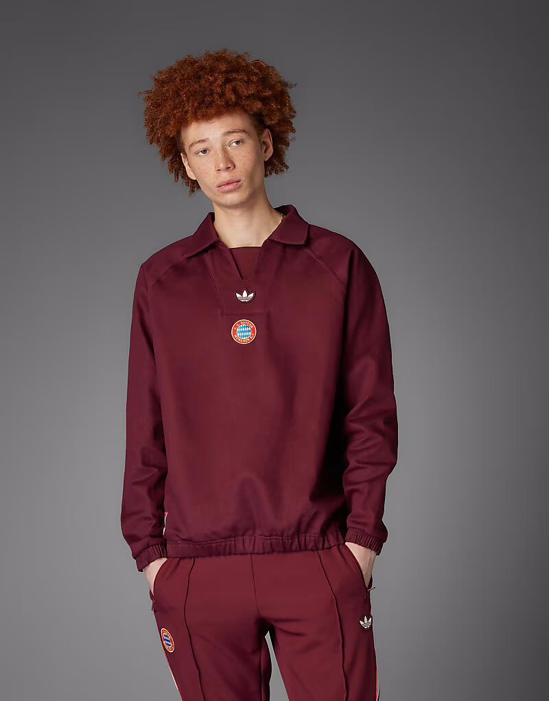 

Футболка Adidas Originals Fc Bayern Terrace Icons Drill в цвете Shadow Red
