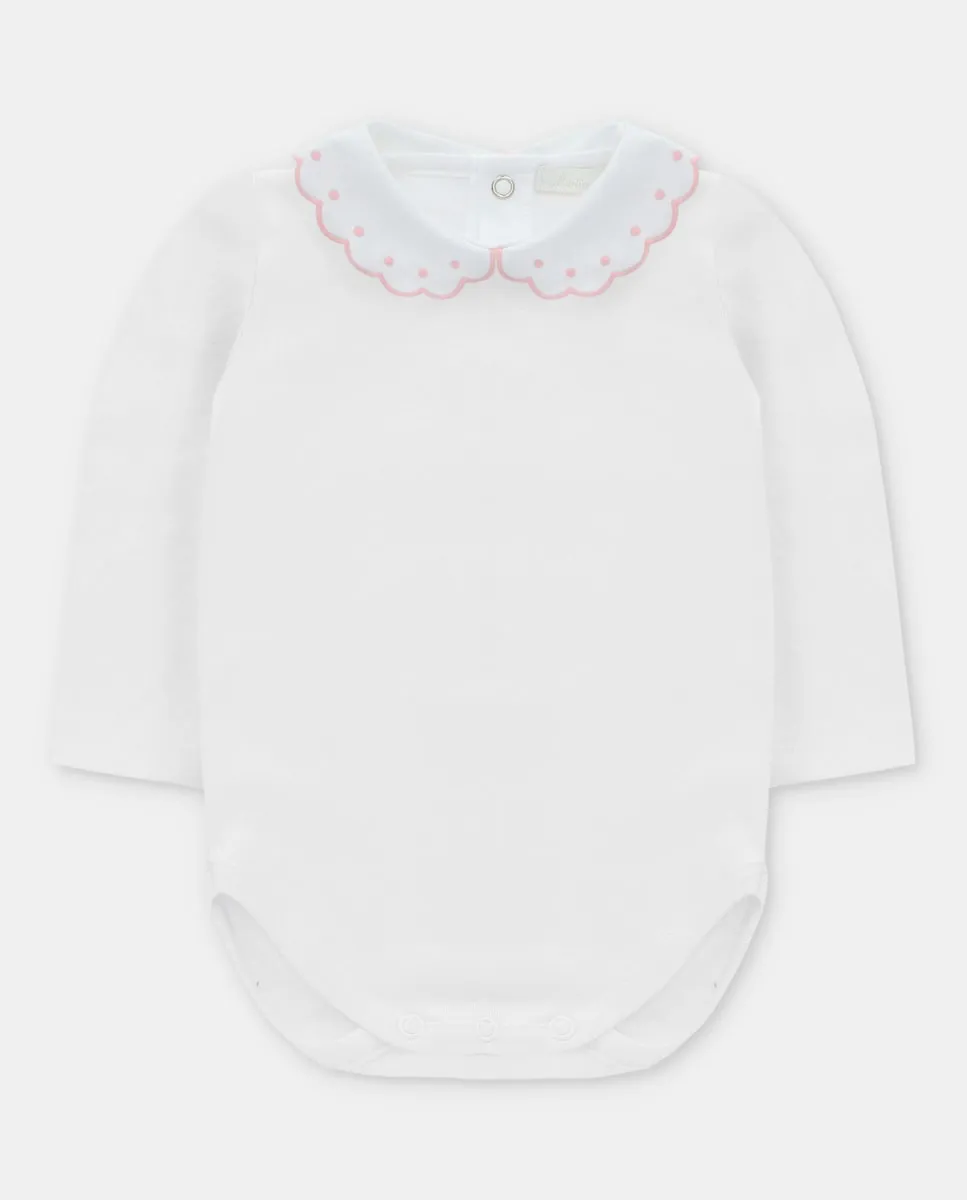 

Бодик для малыша из интерлока белого цвета с воротником «малыш» и розной строчкой Martín Aranda