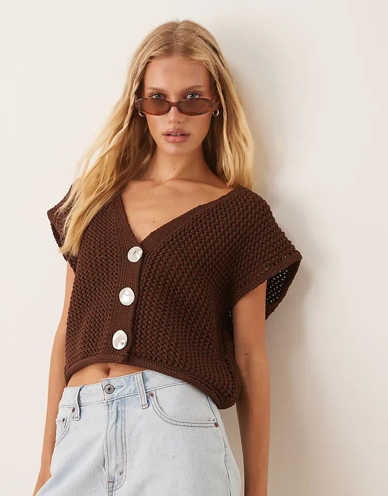 

Майка ASOS DESIGN из толстой пряжи с V-образным вырезом и золотыми пуговицами шоколадного цвета