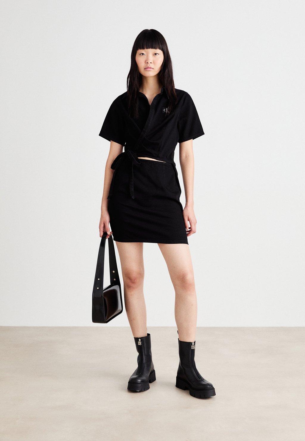 

Джинсовое платье SHORT SLEEVE WRAP DRESS Calvin Klein, черный деним