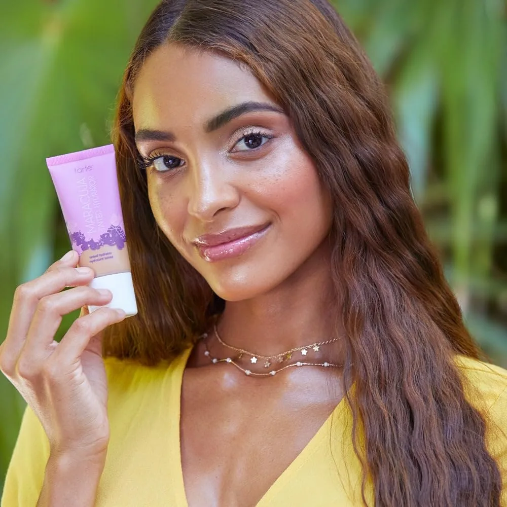 Tarte Maracuja Tinted Moisturizer - легкий тонирующий увлажняющий крем с наращиваемым покрытием, гиалуроновая кислота, куркума и алоэ для увлажненной кожи, веганский, без жестокости, 56N rich neutral — фото 3