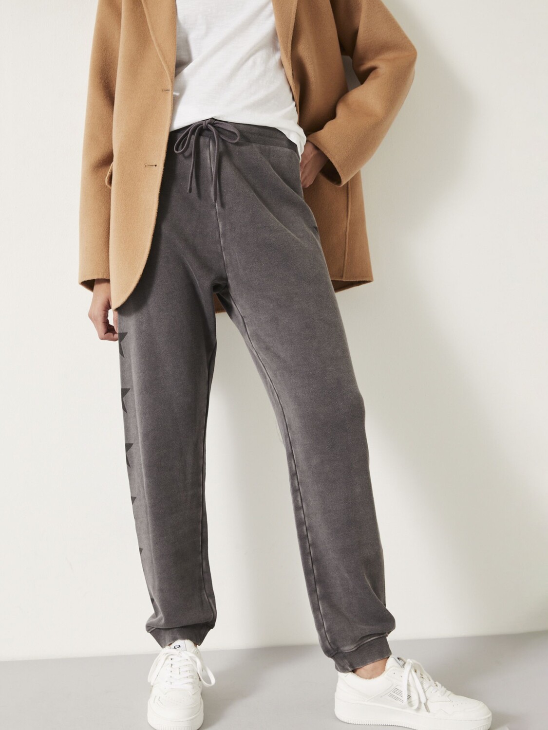 

Мытые спортивные брюки со звездами HUSH, шиферно-серый