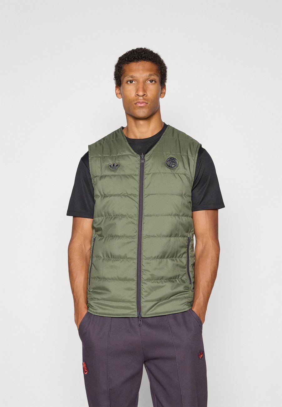 Куртка Adidas Originals FC BAYERN MUNICH ICON VEST, Aurora Black/Base Green/Black — фото 4