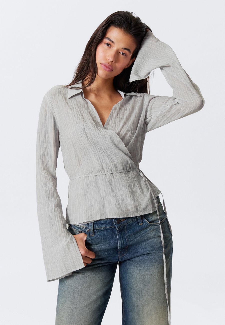 

Блуза Weekday TEXTURED LONG SLEEVED WRAP, Light Grey