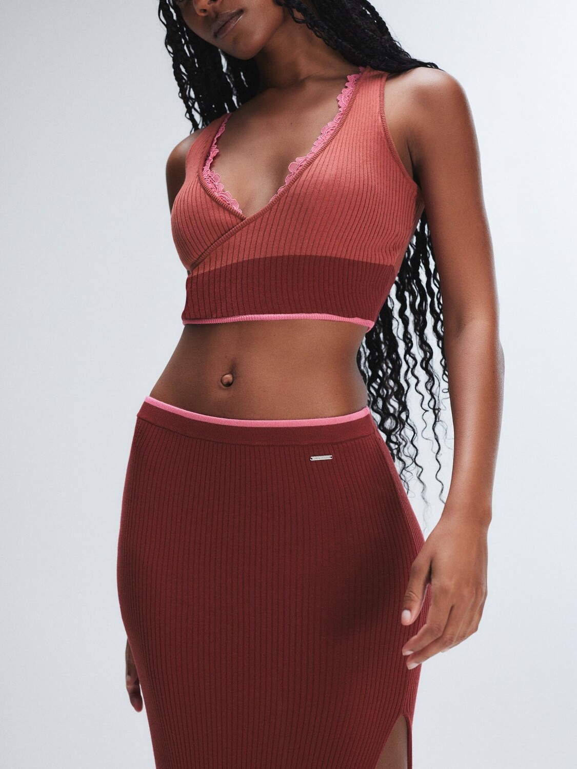 

Укороченный топ Savage X Fenty Featherweight Knit Faux Wrap, цвет Dry Poppy Brown/Wine Down Red