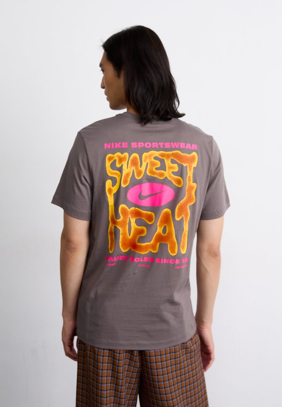 

Футболка Nike Sportswear TEE , Cave Stone/Brown