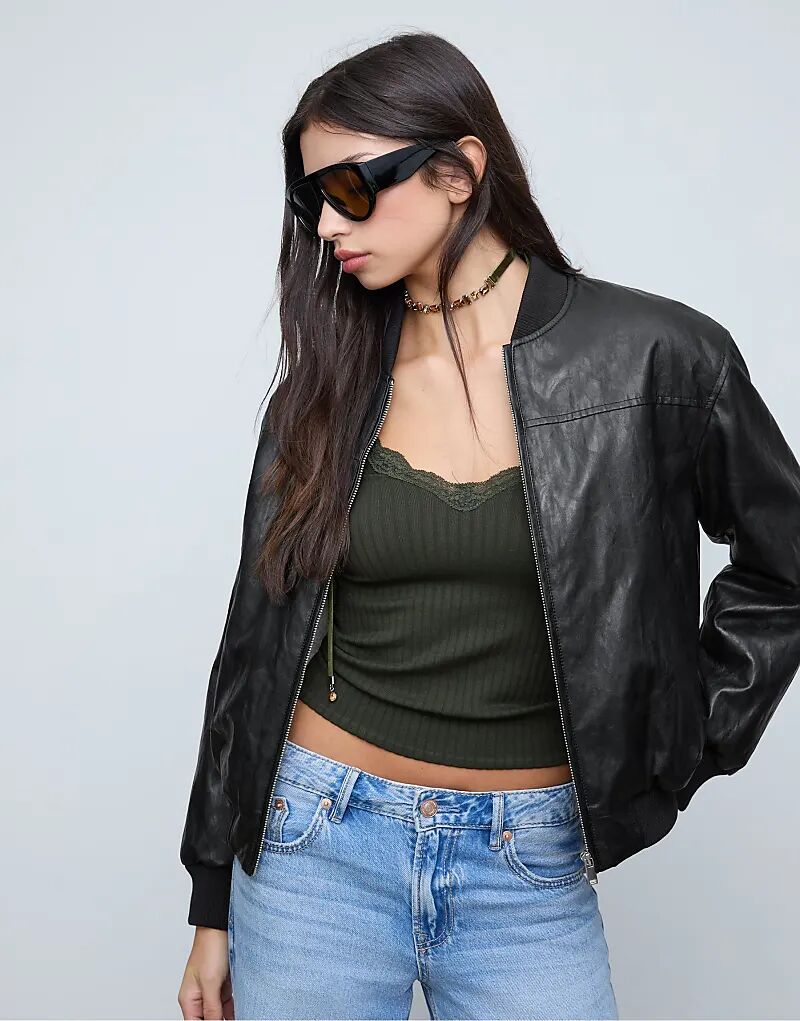 

Утепленная куртка-бомбер Stradivarius из искусственной кожи черного цвета