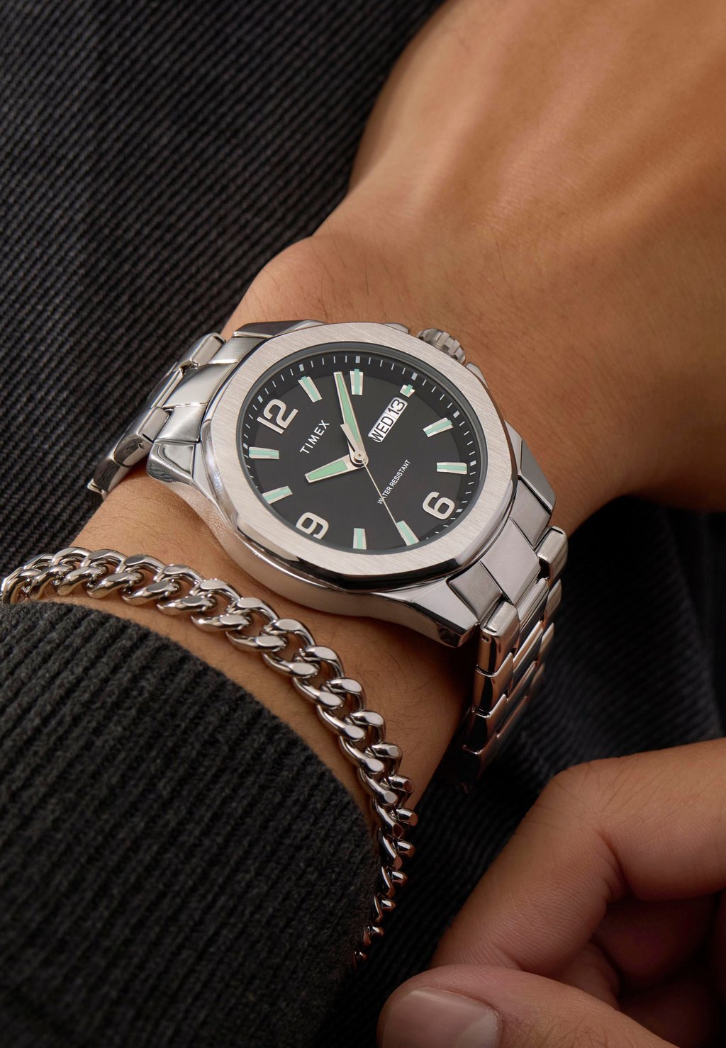 

Часы ESSEX AVE 46 ST CASE BLACK DIAL BRACELET Timex, серебряный