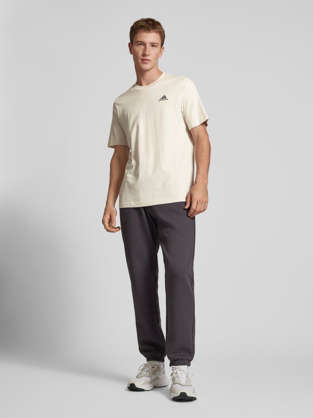 

Футболка с вышитым логотипом ADIDAS SPORTSWEAR, бежевый