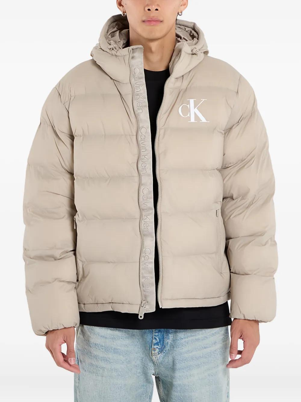 

Дутый пуховик с капюшоном и монограммой Calvin Klein, нейтральный