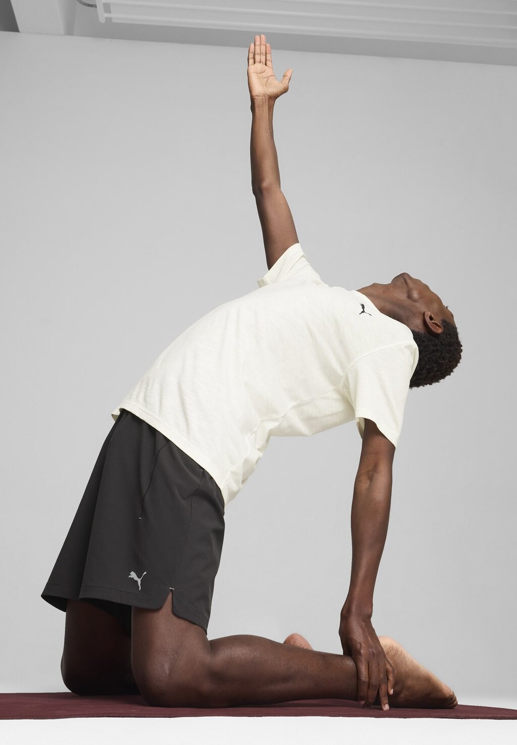 

Базовая футболка STUDIO FOUNDATION Puma, слоновая кость