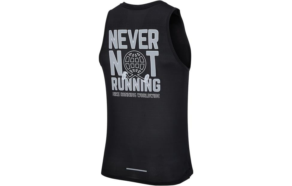 Мужская спортивная беговая жилетка Nike Miler Reflective Alphabet Quick Dry, черная, с отражающими буквами алфавита, модель — фото 2