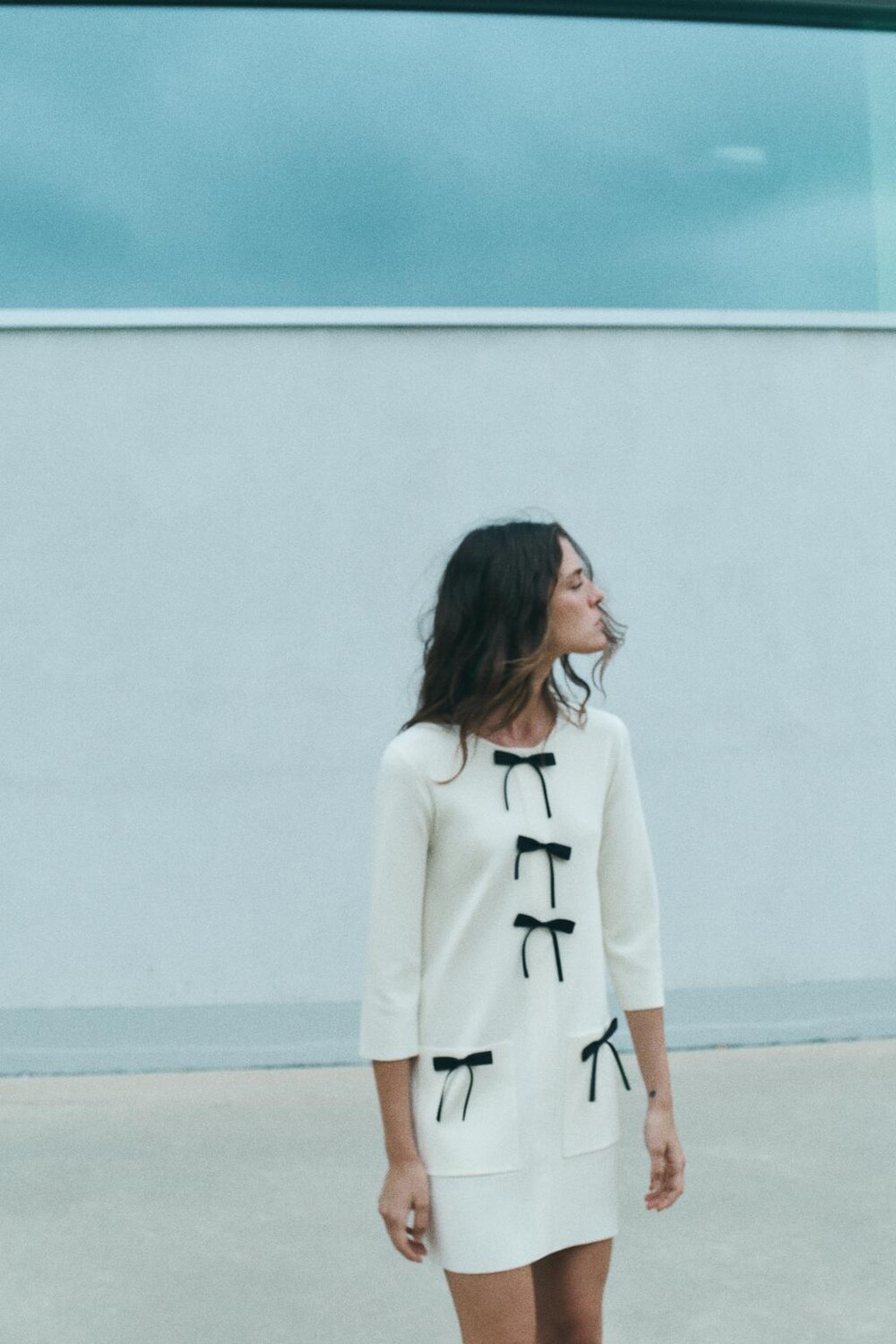 

Короткое трикотажное платье с бантами ZARA, белый