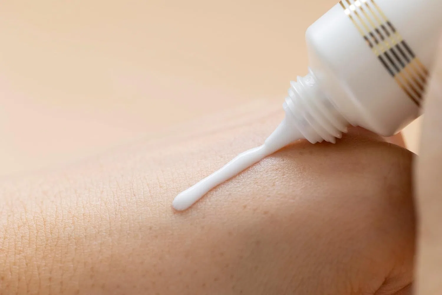 Солнцезащитный крем Kinumoyofu UV Cream SPF 50, 30 г, белый Silk Pattern — фото 4