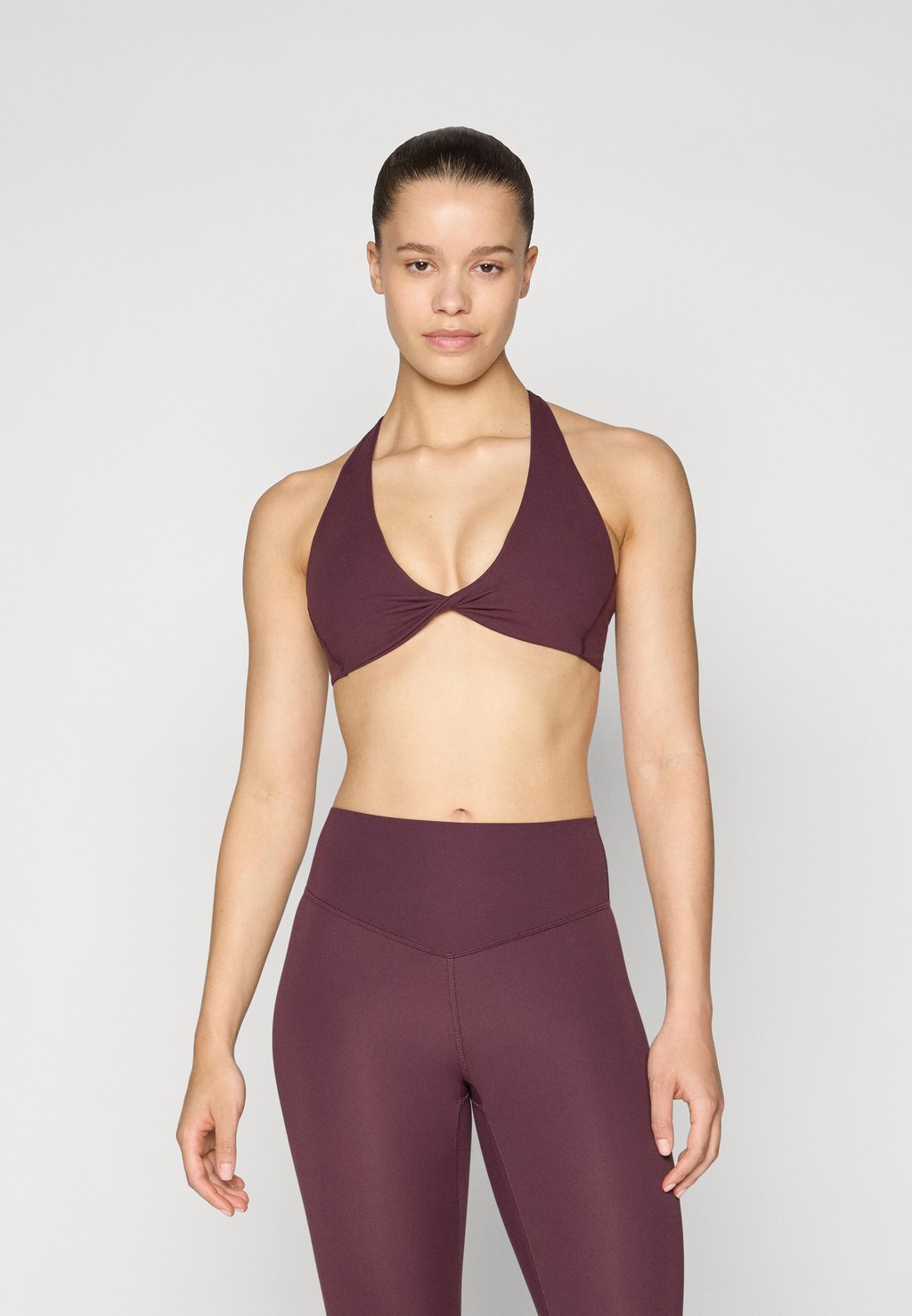 

Спортивный бюстгальтер с легкой поддержкой PURELUXE PLUNGE LOW IMPACT BRA Fabletics, темно-красный