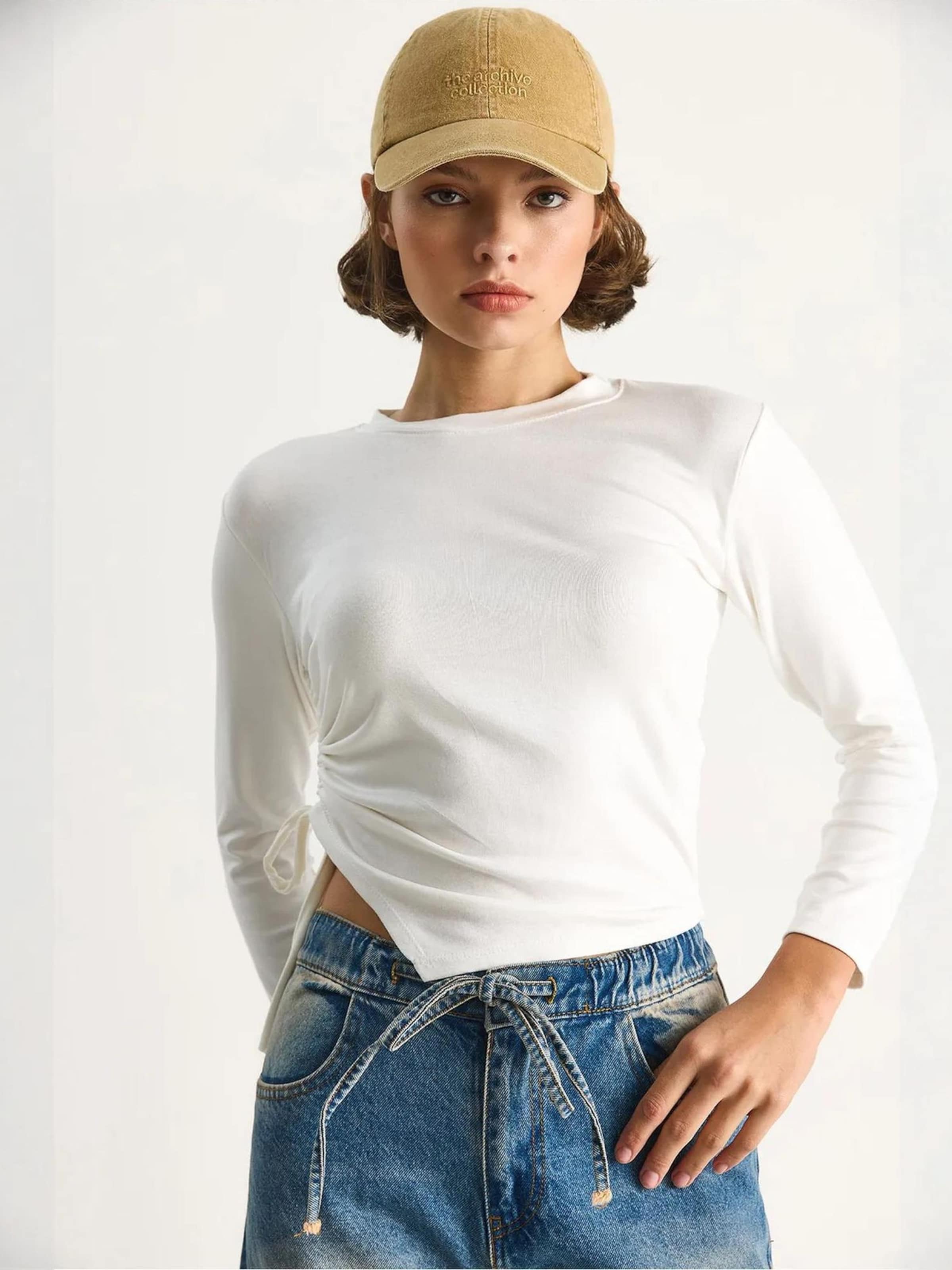 

Bianco Lucci Лонгслив в белом цвете