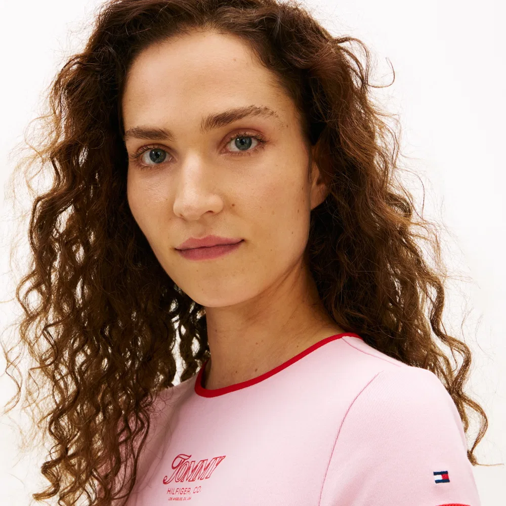 Женская футболка-рингер с логотипом и надписью розового цвета от Tommy Hilfiger Women — фото 4