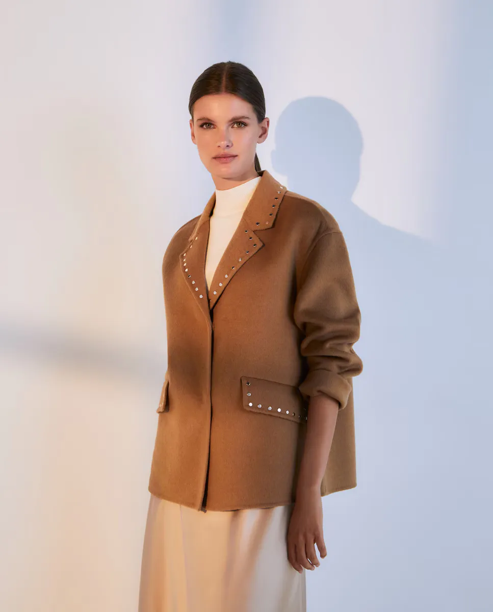 

Короткая однотонная женская куртка ручной работы с заклепками Woman El Corte Inglés, коричневый