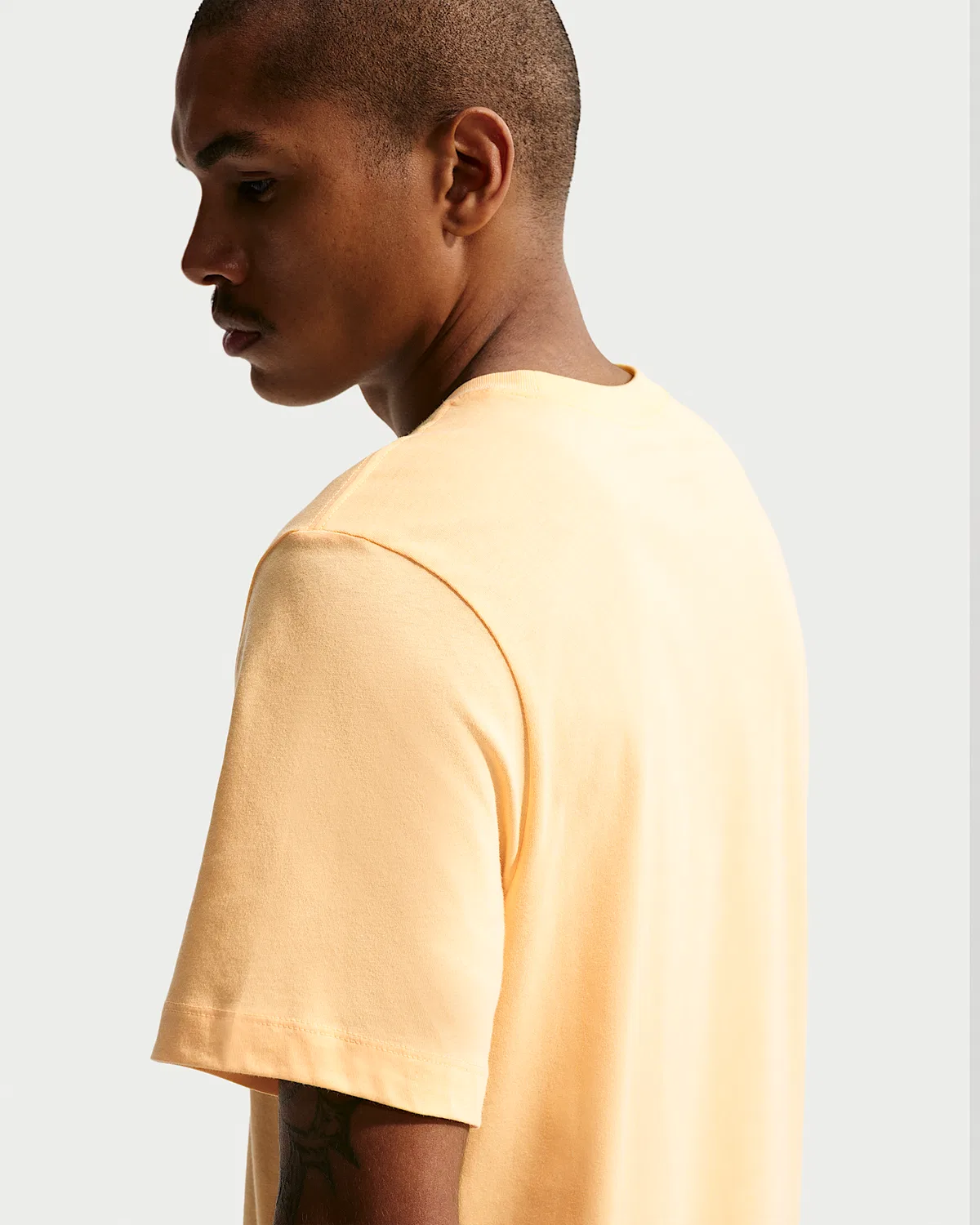 Мужская футболка Nike Sportswear Club, Topaz Gold — фото 2