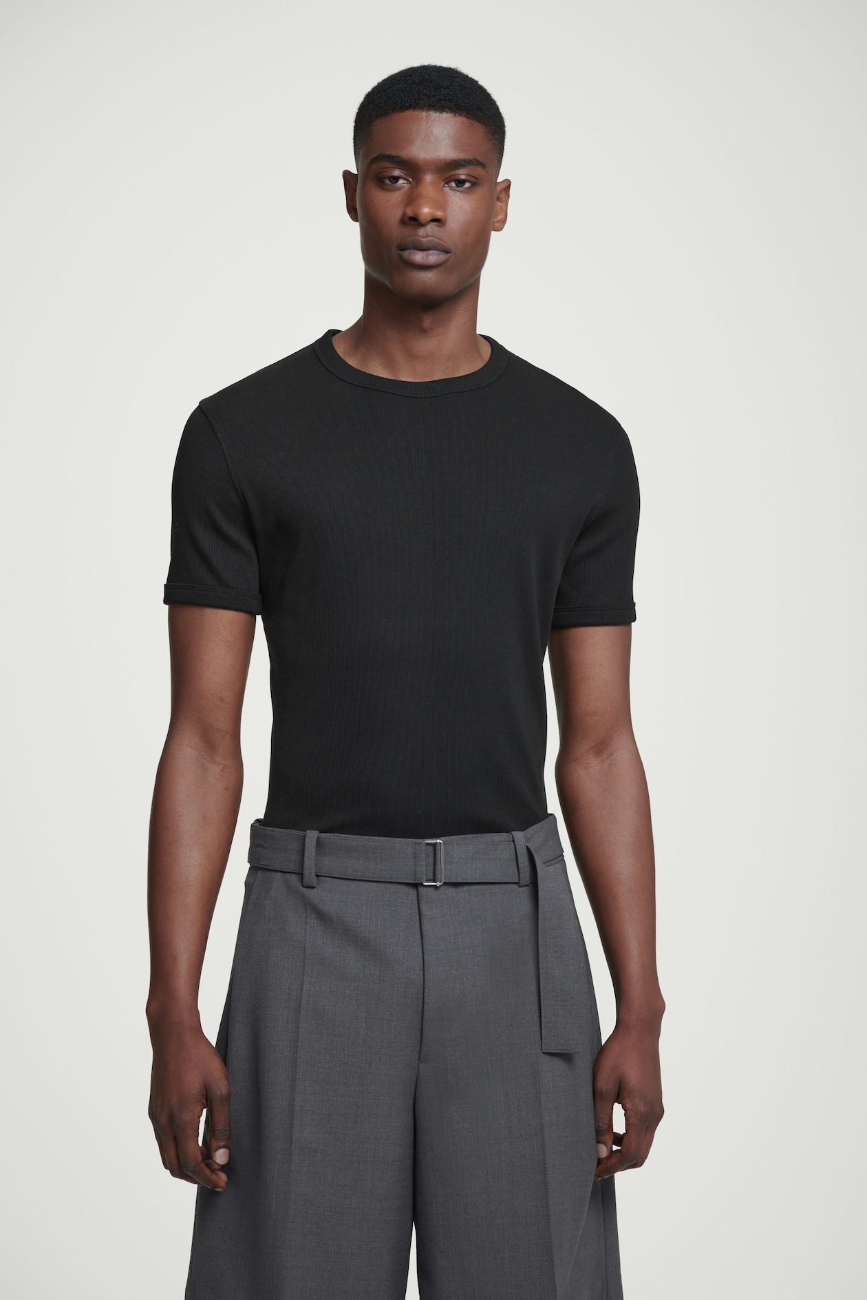 

Хлопковая футболка в рубчик-slim fit COS, черный