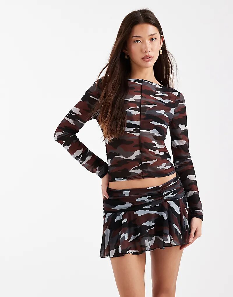 

Лонгслив из сетки с длинными рукавами и вырезом-слоем COLLUSION в красном камуфляже