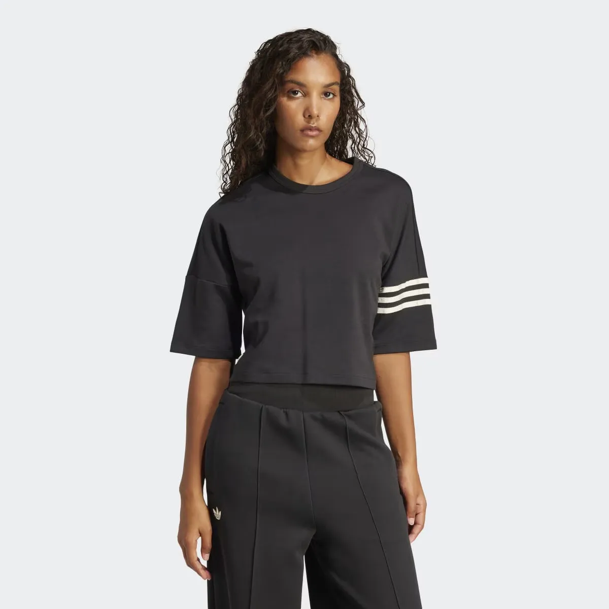 

Женская футболка Adidas Neuclassic, черный