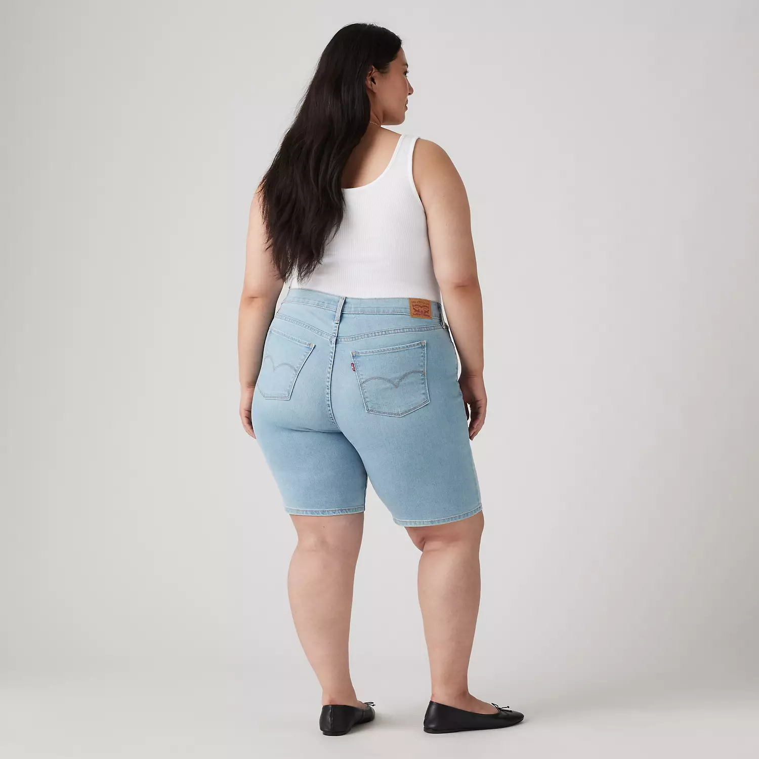 Женские шорты-бермуды Shaping (размер Plus) Levi's, цвет Double Duty Short - Light Wash — фото 4